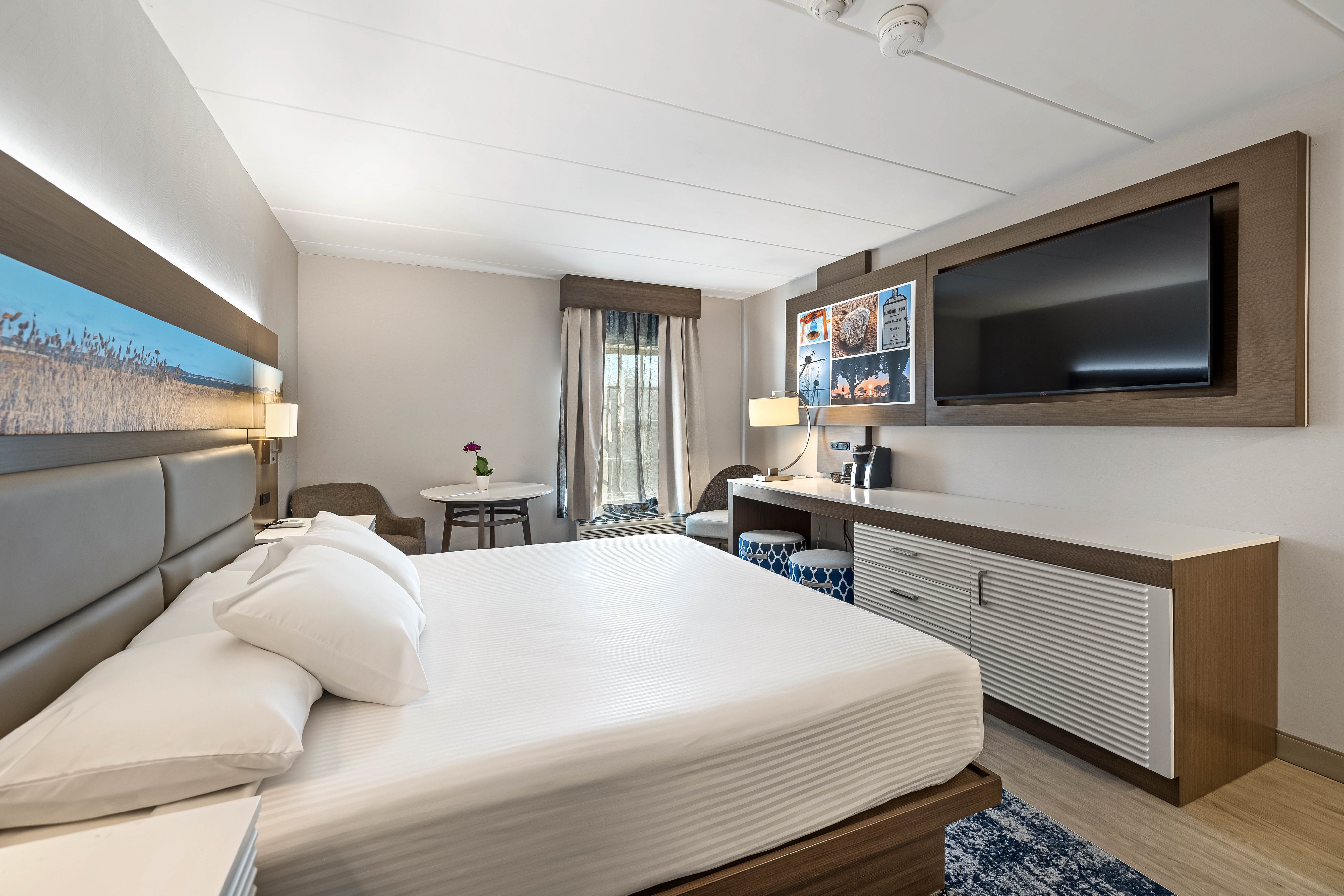 A guest room at the John Carver Inn and Spa in Plymouth MA