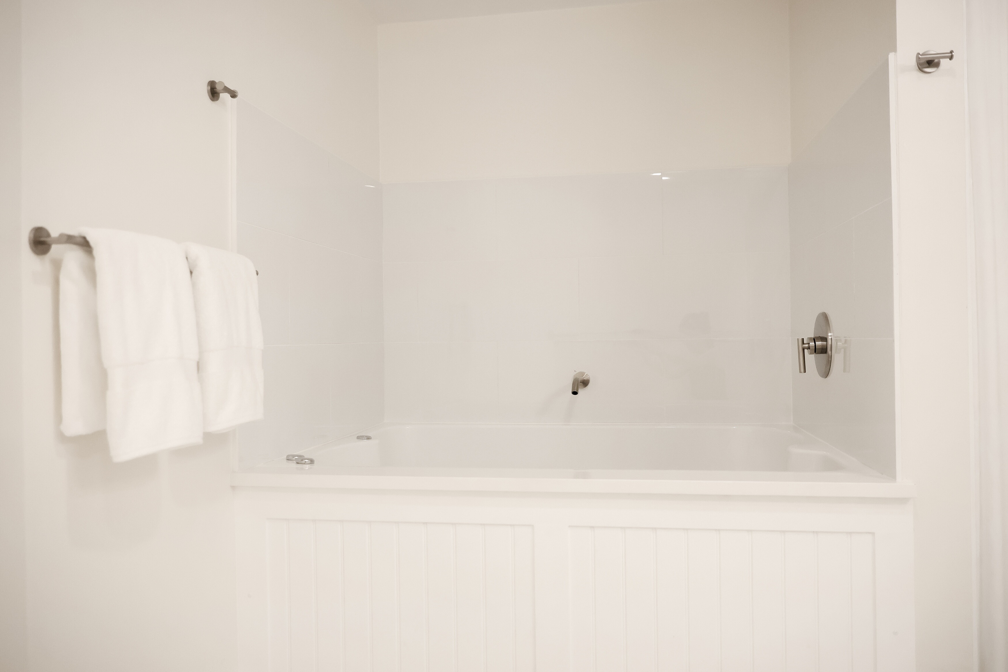 The Jacuzzi tub in the fireplace suite at the John Carver Inn & Spa in Plymouth MA